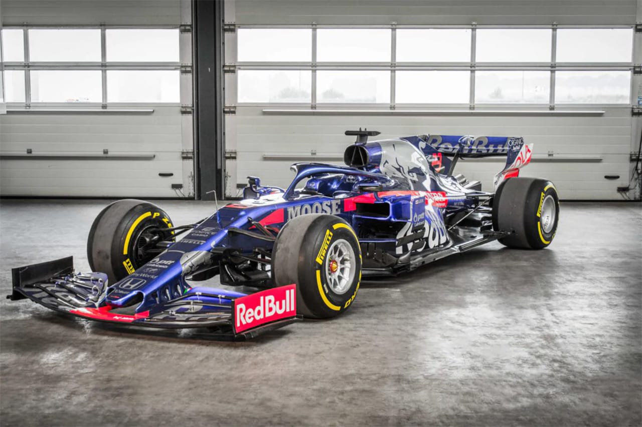 ピエール・ガスリーF1表彰台獲得のトロ・ロッソSTR14がオークションに登場