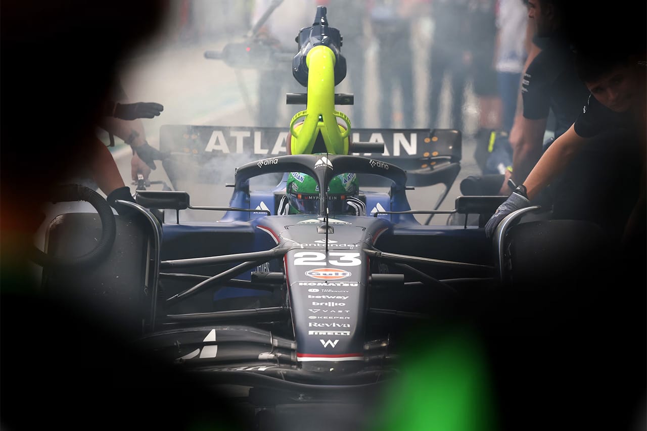 F1シンガポールGP FP1展開：アロンソがトップ発進 アルボンにブレーキ火災