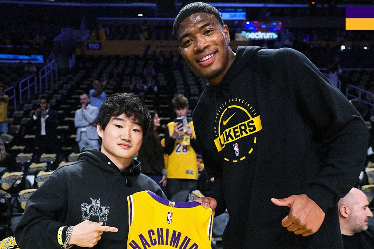 F1:角田裕毅 NBAレイカーズ開幕戦に登場 八村塁からユニフォーム贈呈