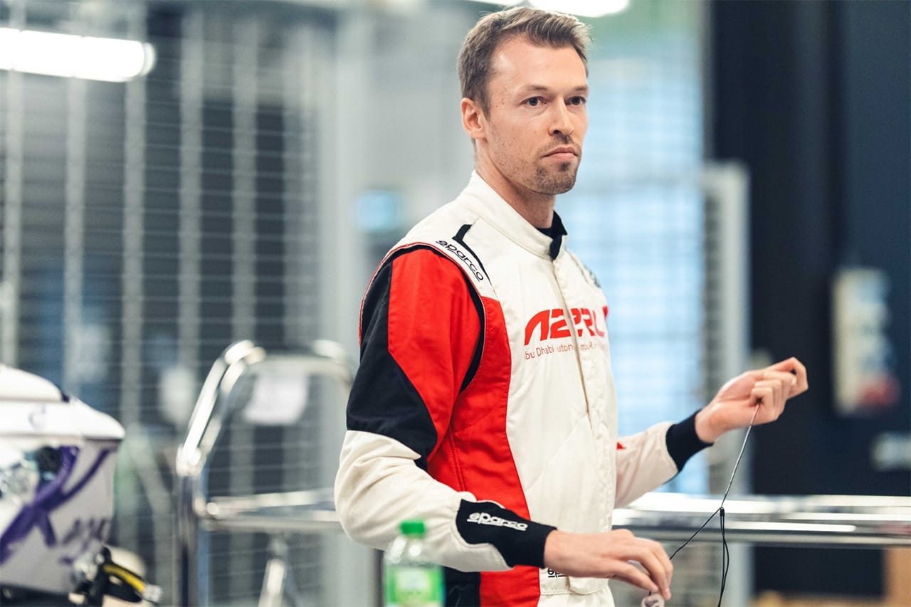 元F1ドライバーのダニール・クビアト、AIマシンに敗北 “人間 vs 機械”新展開