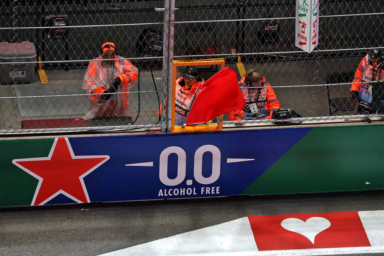 F1ラスベガスGPで“排水溝カバー騒動”再び FIAがFP2の2つの赤旗を説明