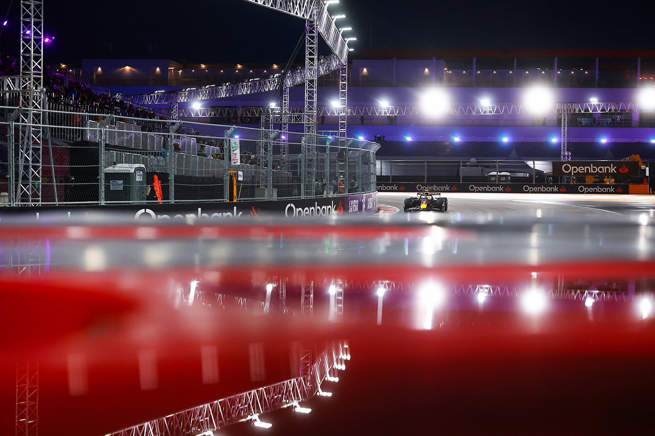 F1ラスベガスGP FP3展開:路面激変で順位急転 マクラーレン沈没の衝撃