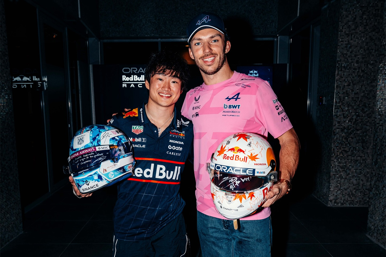 角田裕毅、ピエール・ガスリーとの“別れのF1ヘルメット交換”に胸熱