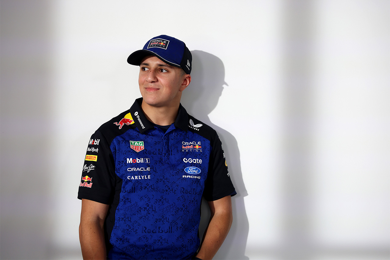 レッドブルF1 2026年のチームウエアはフォードブルーを融合