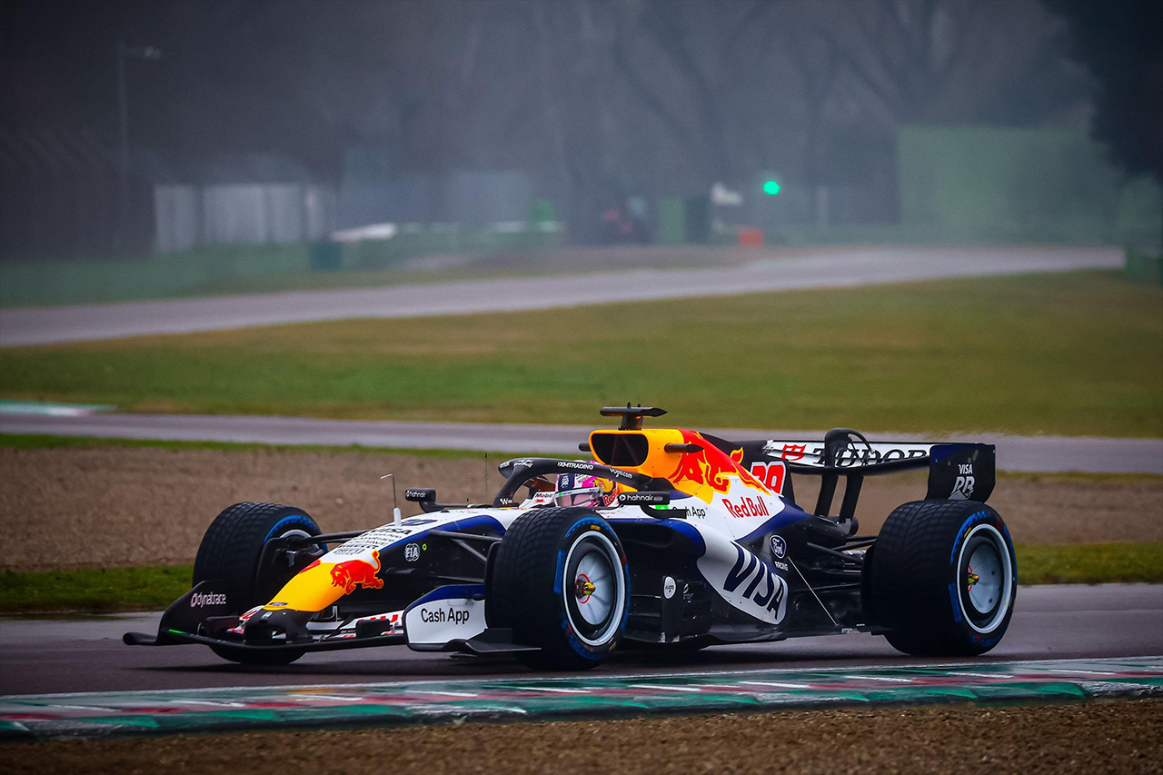 レーシングブルズ、2026年F1マシン「VCARB03」をイモラでシェイクダウン