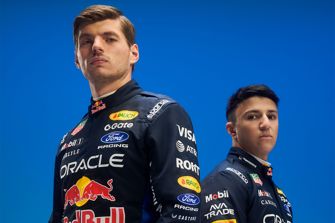 レッドブルF1、2026年版レーシングスーツを公開 RB22同様ブルーの差し色