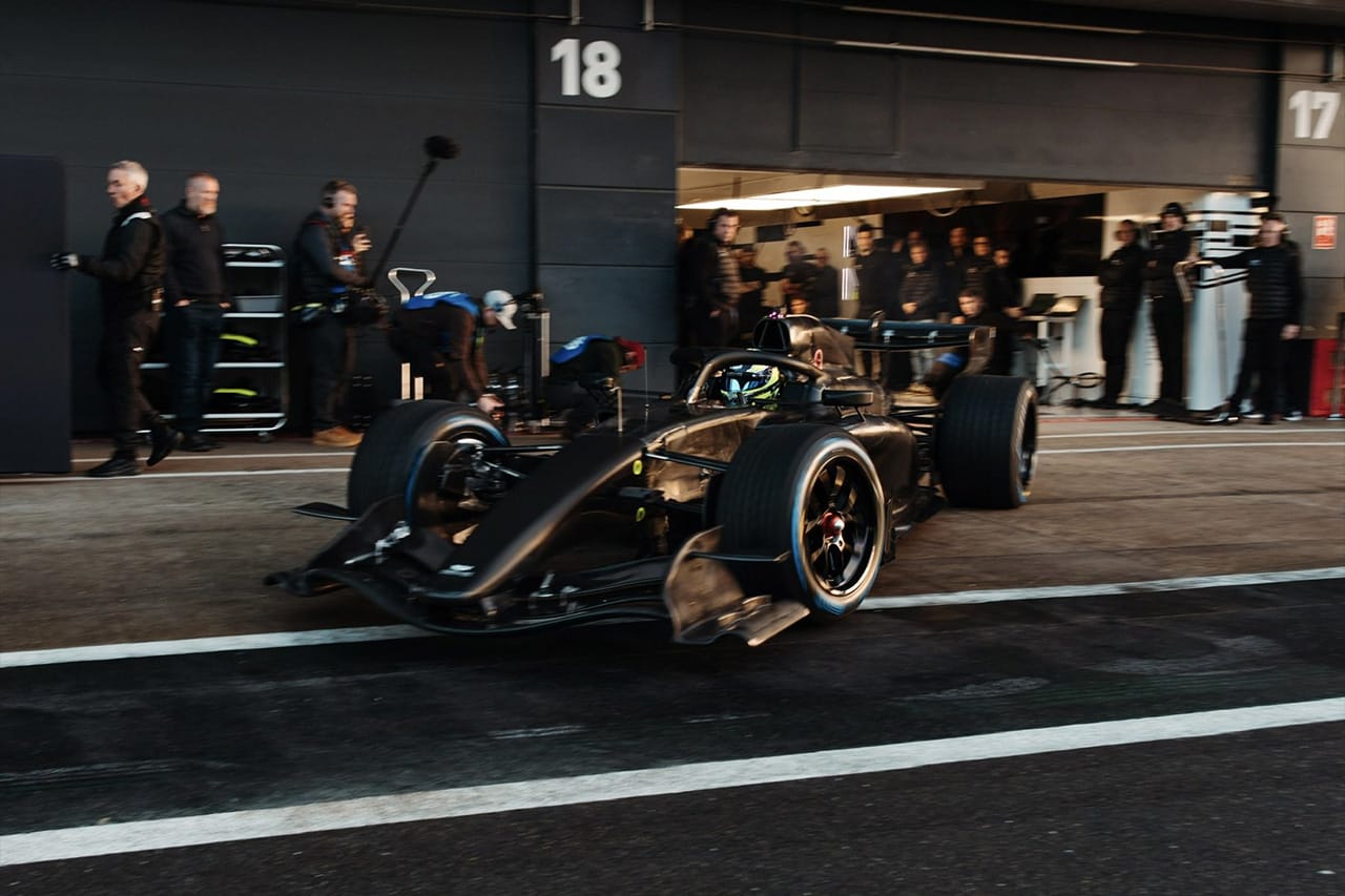 セルジオ・ペレス、キャデラックF1初走行で熱い無線「歴史を一緒につくろう」