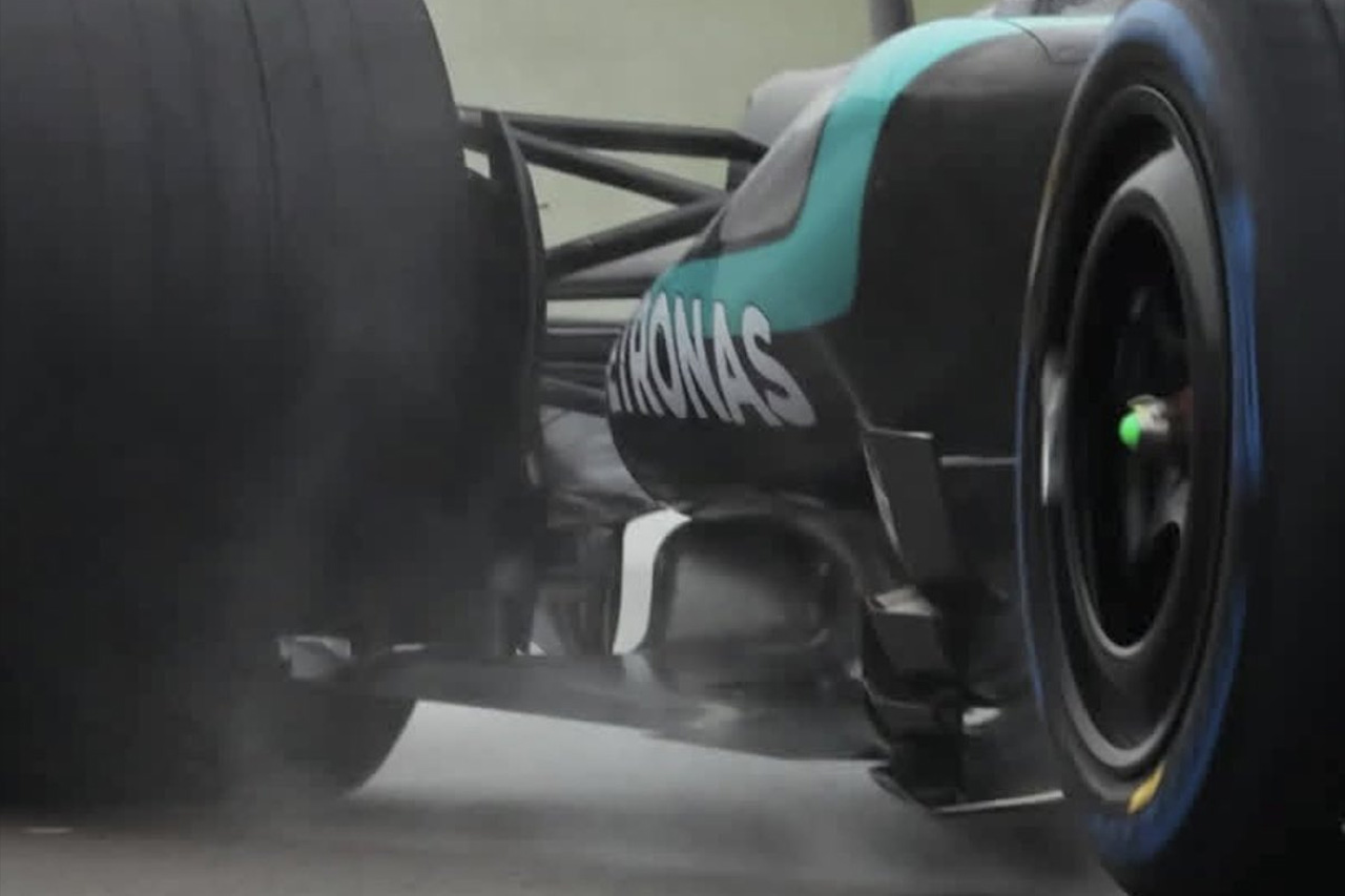 メルセデスF1、W17のディフューザーの「巨大な開口部」が話題