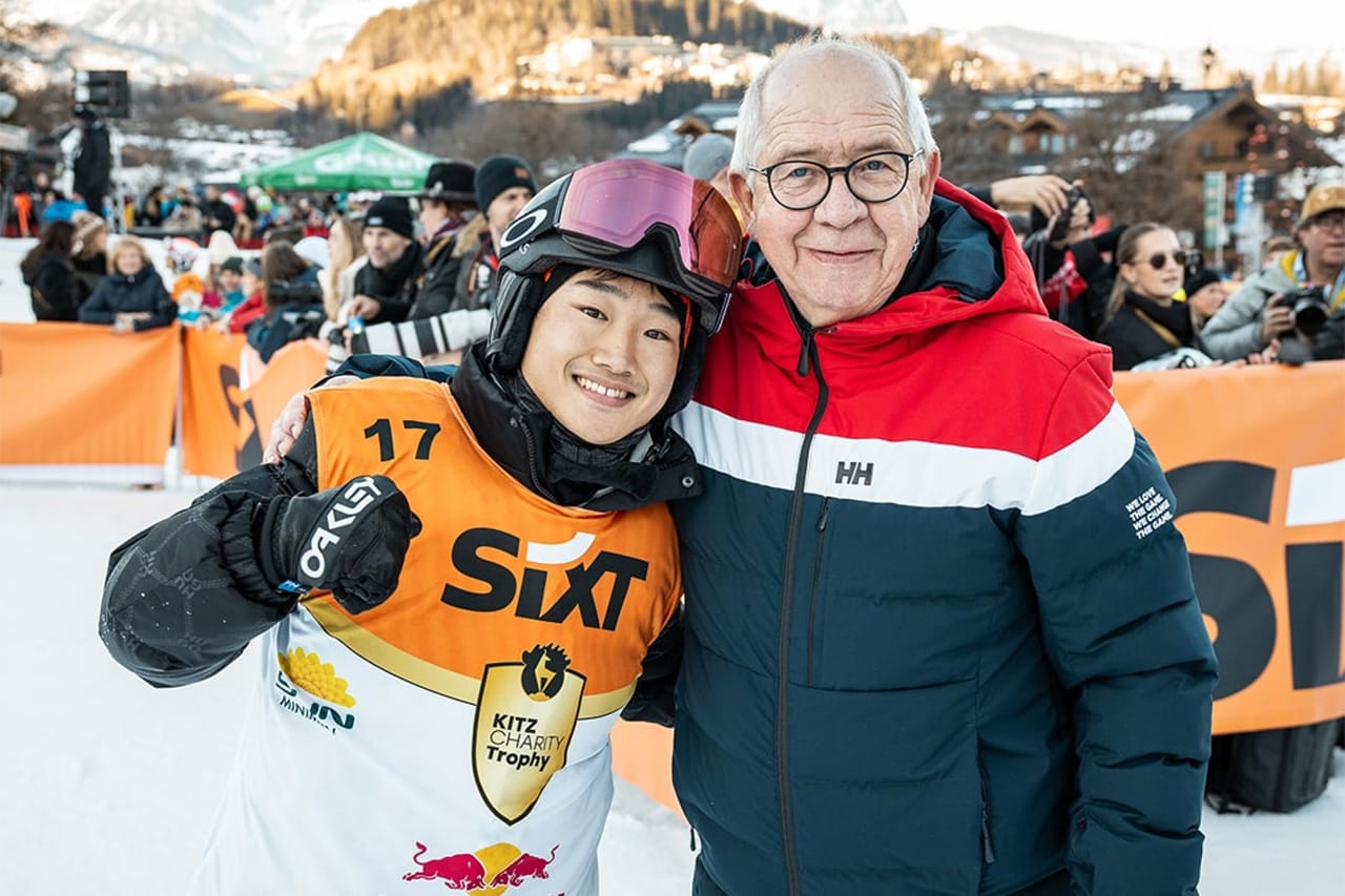 角田裕毅、レッドブルF1代表らとKITZ Charity Trophy参加で元気な姿