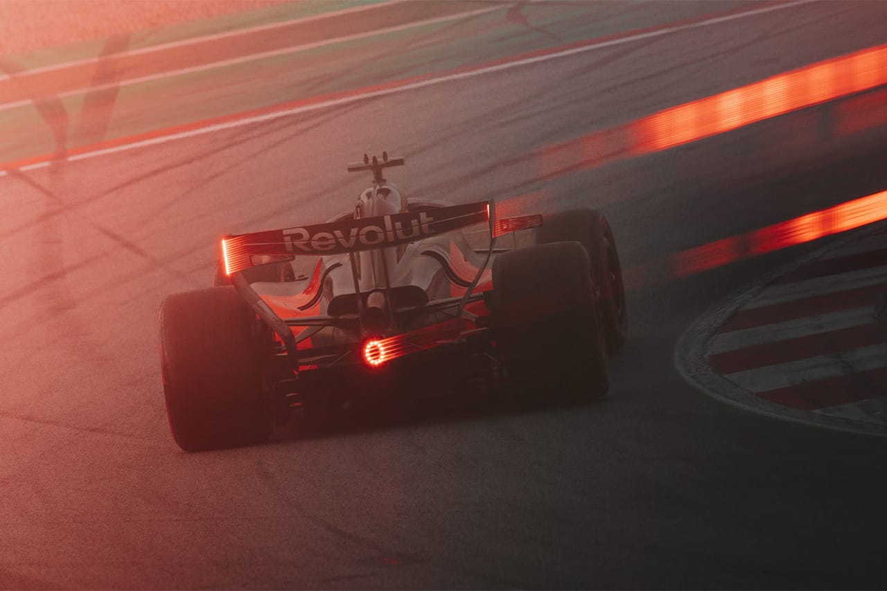 アウディF1、2026年F1シェイクダウン初日は技術トラブルで27周止まり