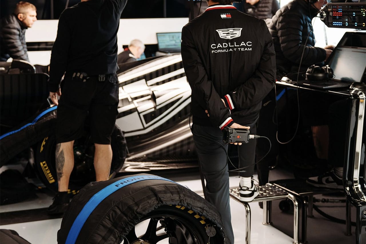 キャデラックF1、ナイキとの提携を示唆?ファンが“足元”に注目