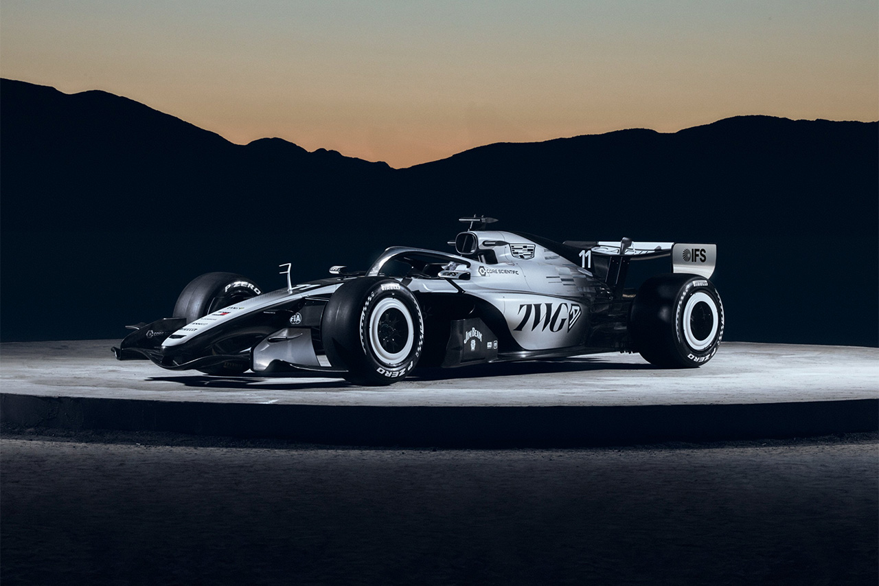 キャデラックF1、初参戦で異例の左右非対称 黒×白リバリーを披露