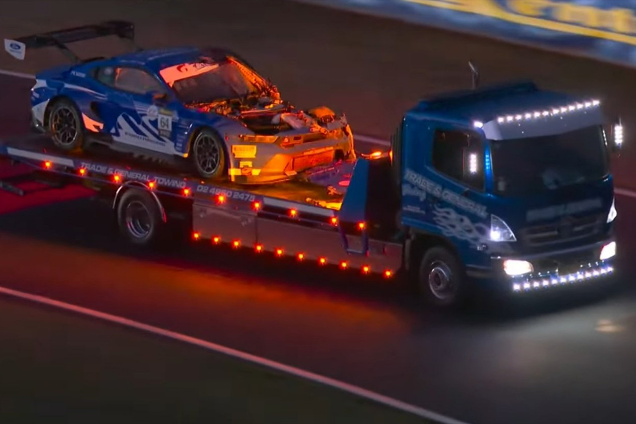 バサースト12時間レースでカンガルー衝突 多重事故で赤旗中断