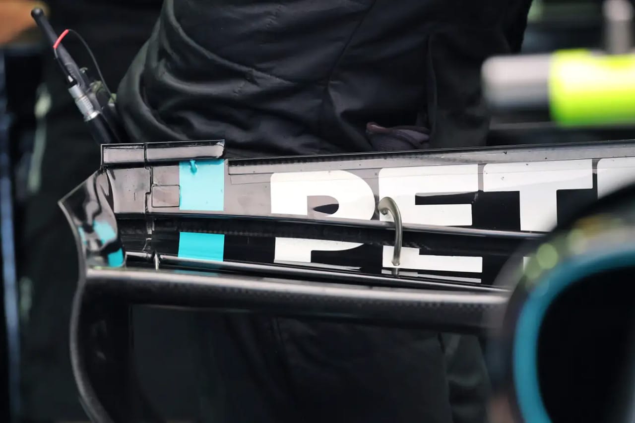 メルセデスF1が最終日に隠し玉 サドル型リアウイング投入