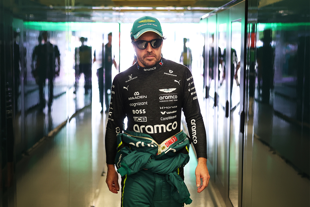 フェルナンド・アロンソ アストンマーティンF1ガレージ入りを説明「2つの問題」