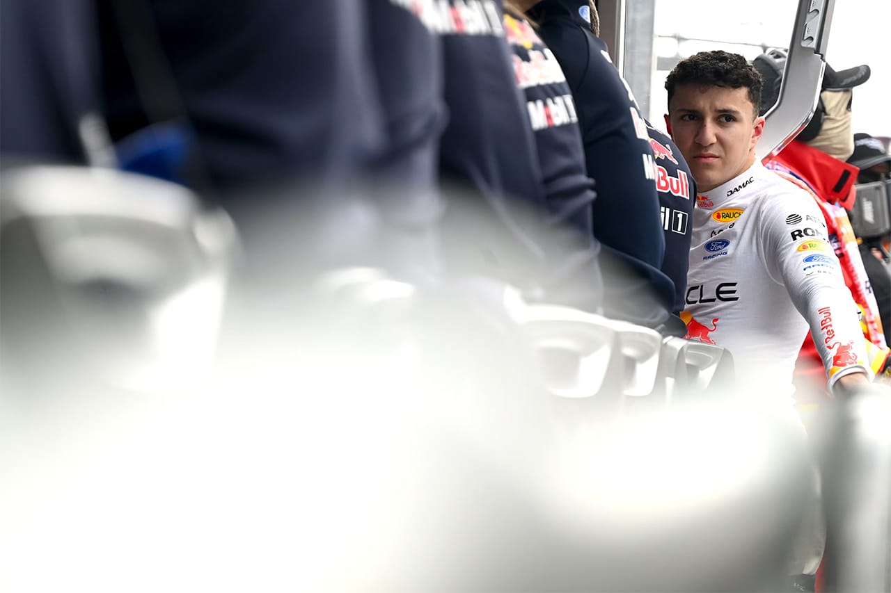 アイザック・ハジャー レッドブルF1に苦言「バッテリーなしでスタート」