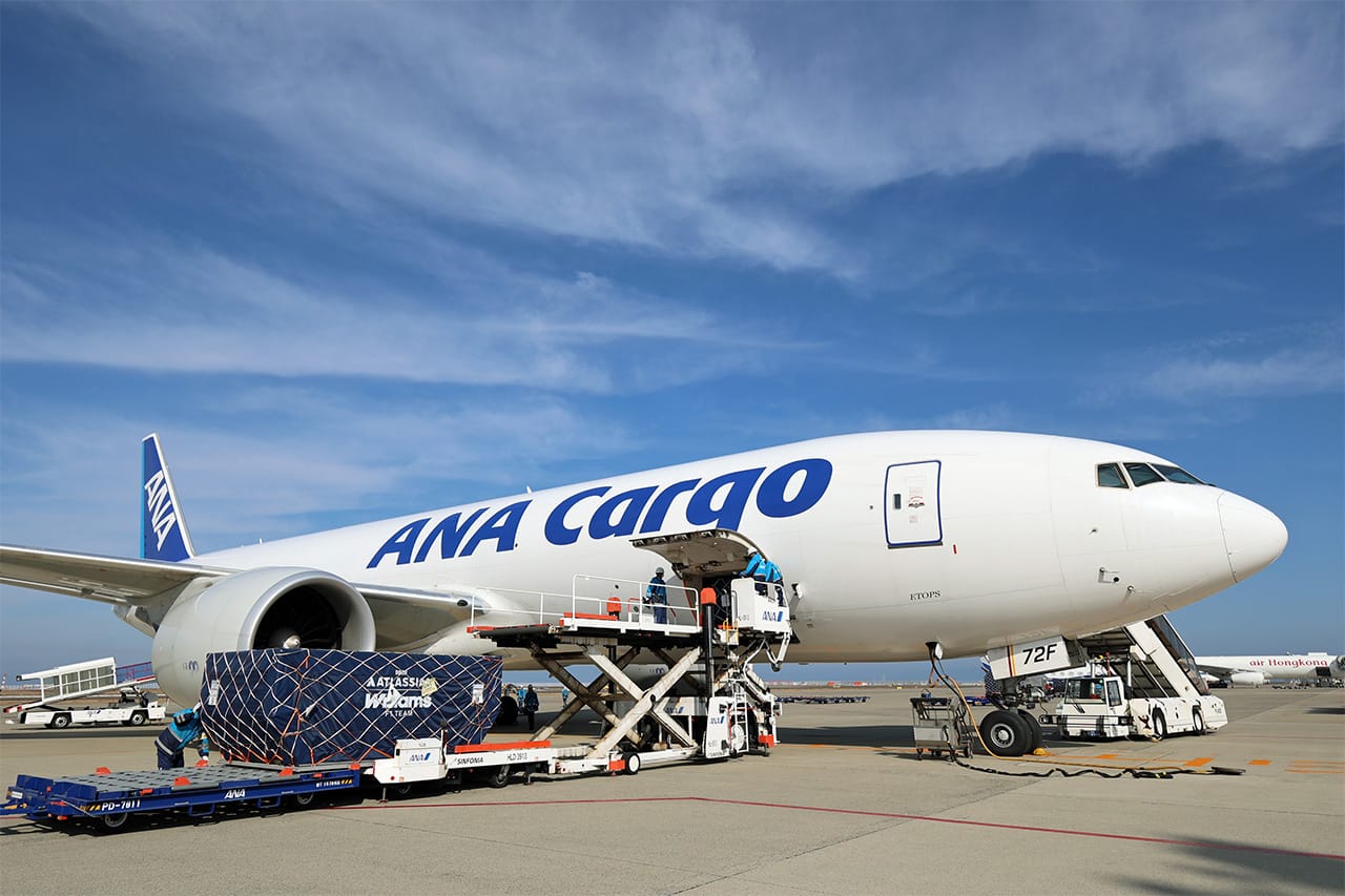 F1日本GP セントレアに続々機材到着 ANA777Fも飛来し開幕ムード加速