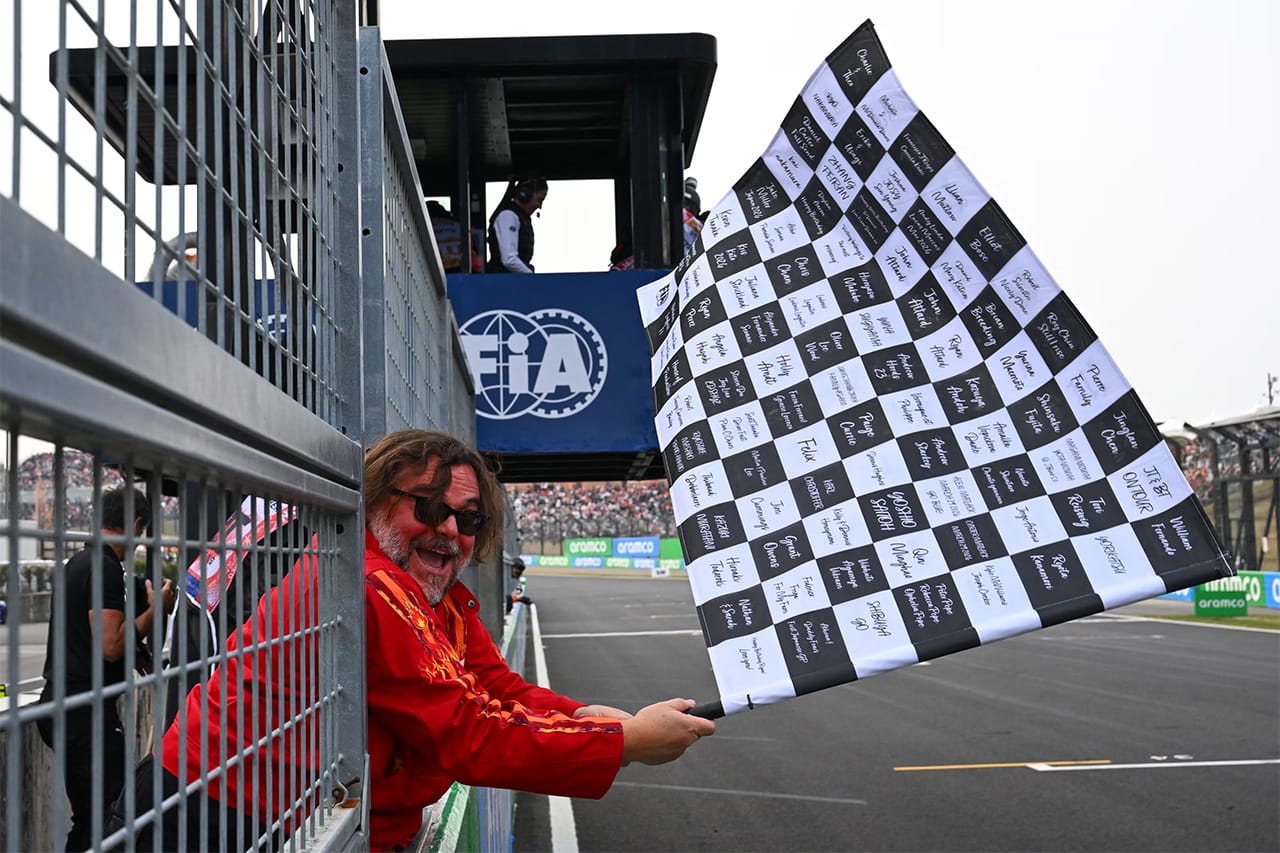 ジャック・ブラック F1日本GPでチェッカーフラッグ担当 アントネッリ優勝を演出