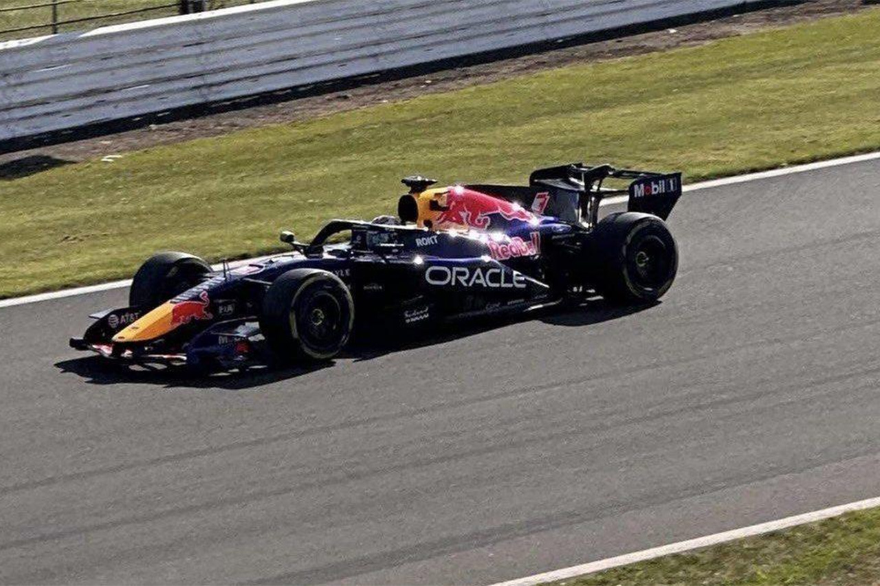 レッドブルF1 RB22大幅改良か フェルスタッペン走行で新仕様が浮上