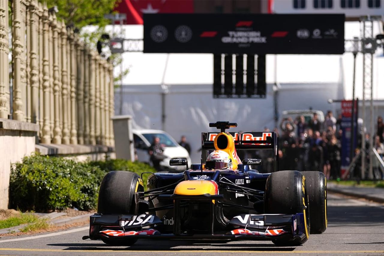 角田裕毅がイスタンブール市街地を疾走 F1デモ走行でトルコGP復帰を象徴