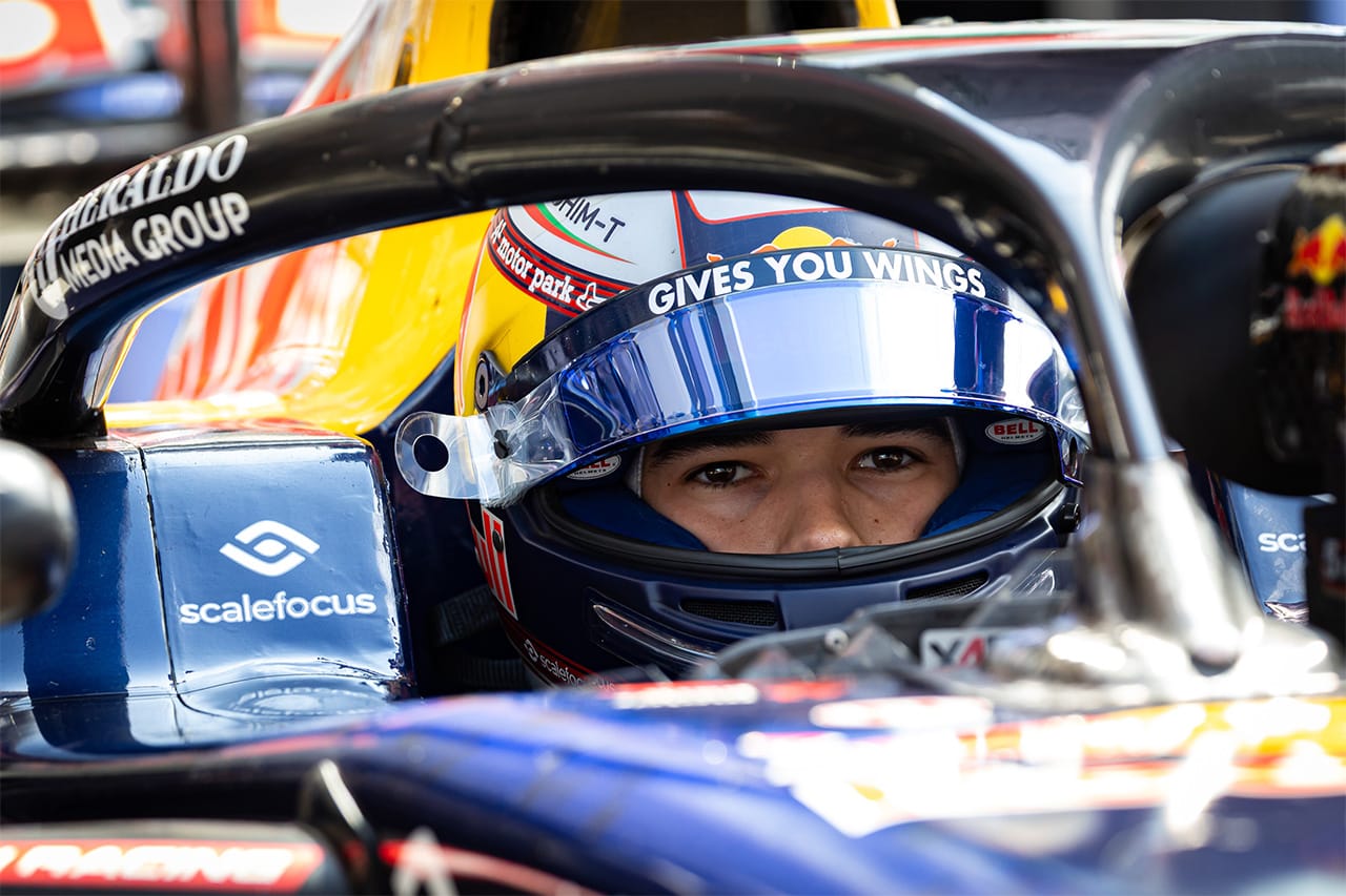 ニコラ・ツォロフ F1昇格へ重要な一歩 レーシングブルズでVCARB02をテスト