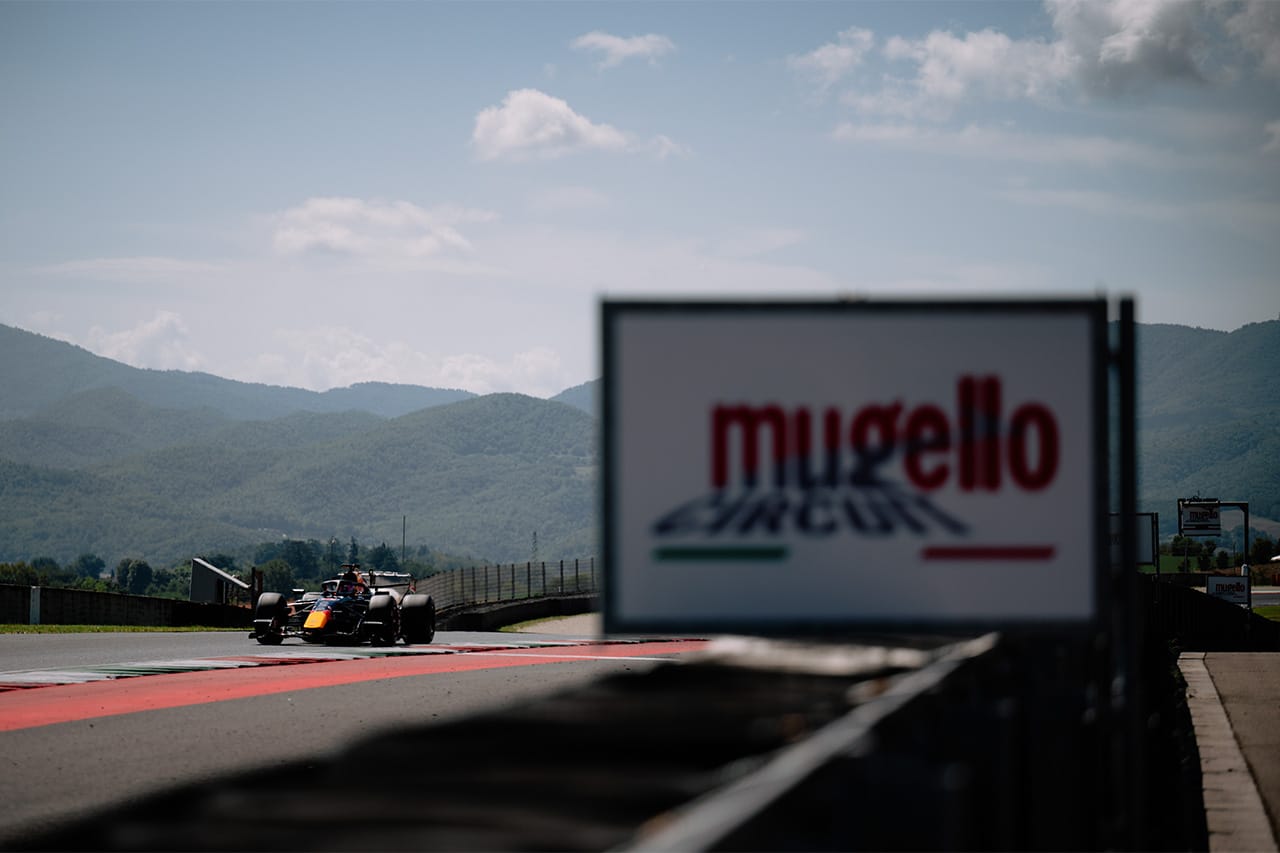 レッドブルF1 2027年タイヤテストでローソンがRB22で116周 2日目は岩佐歩夢