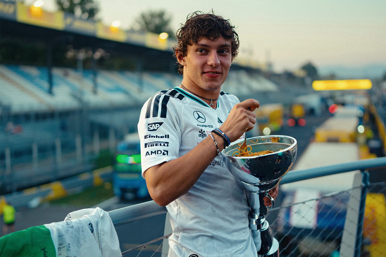 キミ・アントネッリ F1イタリアGP母国初優勝をトロフィーいっぱいのパスタで祝福