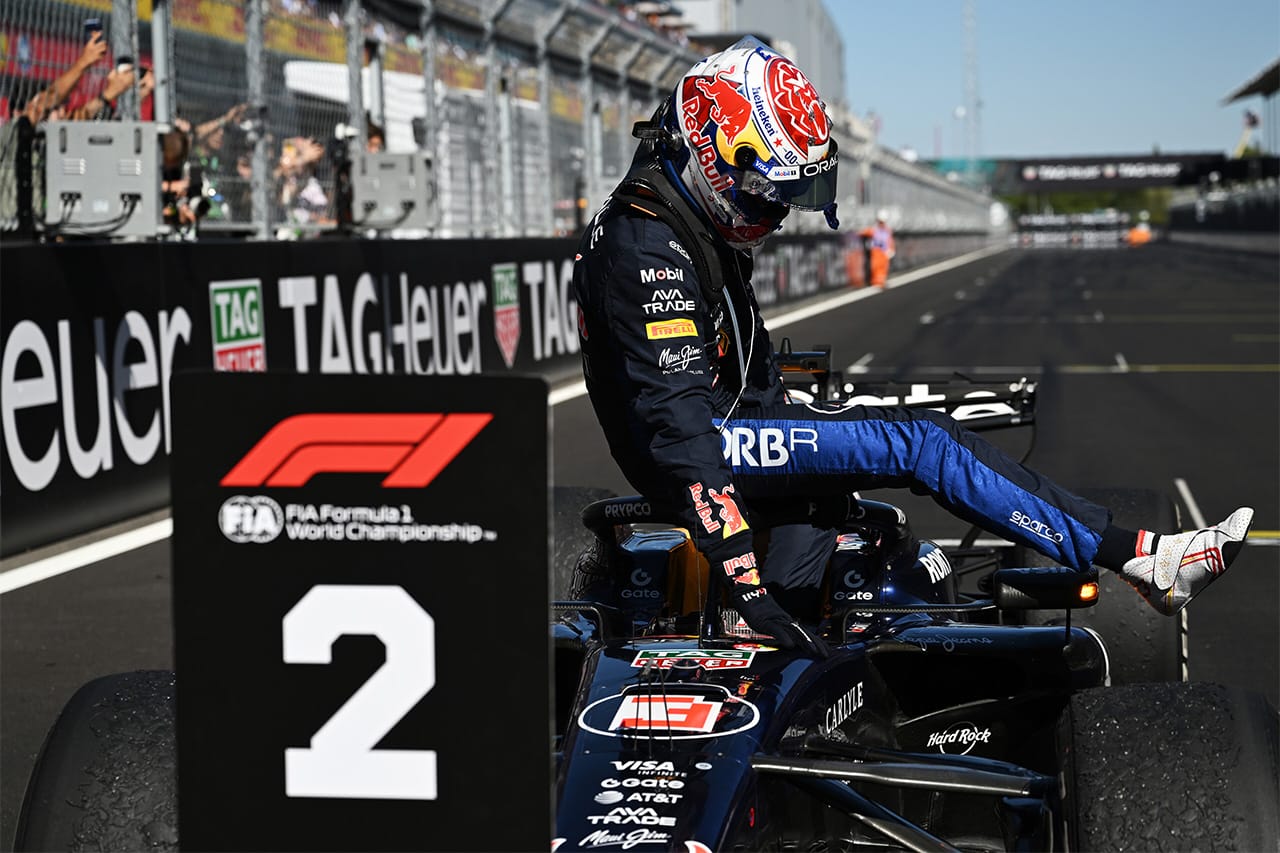 マックス・フェルスタッペン 2ポジション返還に激怒 レッドブルF1「苦渋の決断」